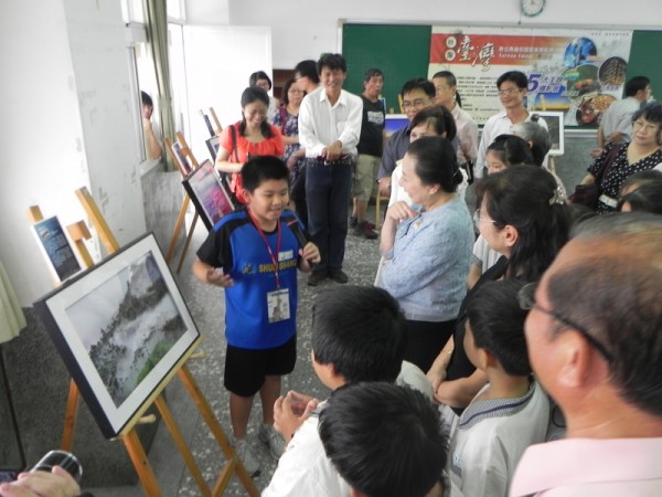 水上國小小朋友在「映像臺灣-數位典藏校園教育巡迴展」中，為縣長張花冠等與會來賓導覽解說的盛況。